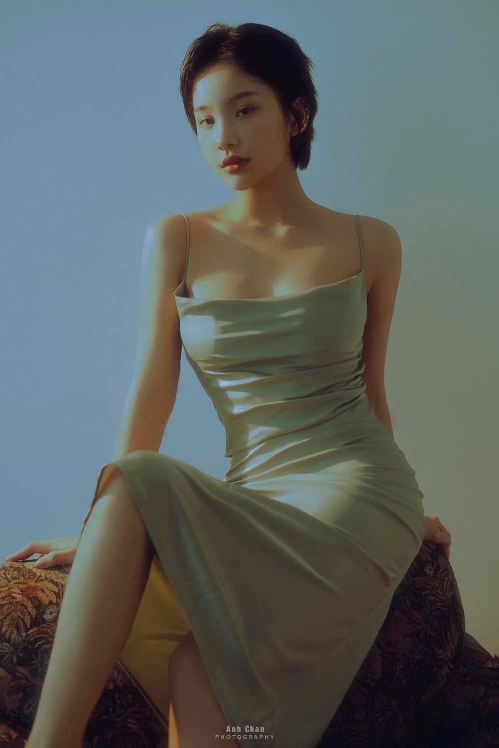 Thu Hà còn khiến hội chị em phải ghen tị với vóc dáng thanh mảnh, nhỏ nhắn, đặc biệt là vòng eo con kiến. Ảnh: FBNV