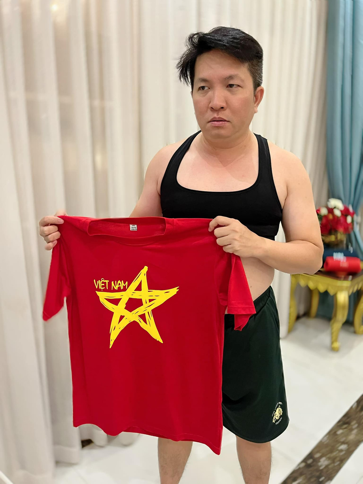 Theo đó, sẵn tiện sở hữu chiếc áo kiểu dáng giống nam tiền đạo nên vị đại gia quận 7 đã ướm luôn lên người và diễn lại cảnh ăn mừng của Tiến Linh.