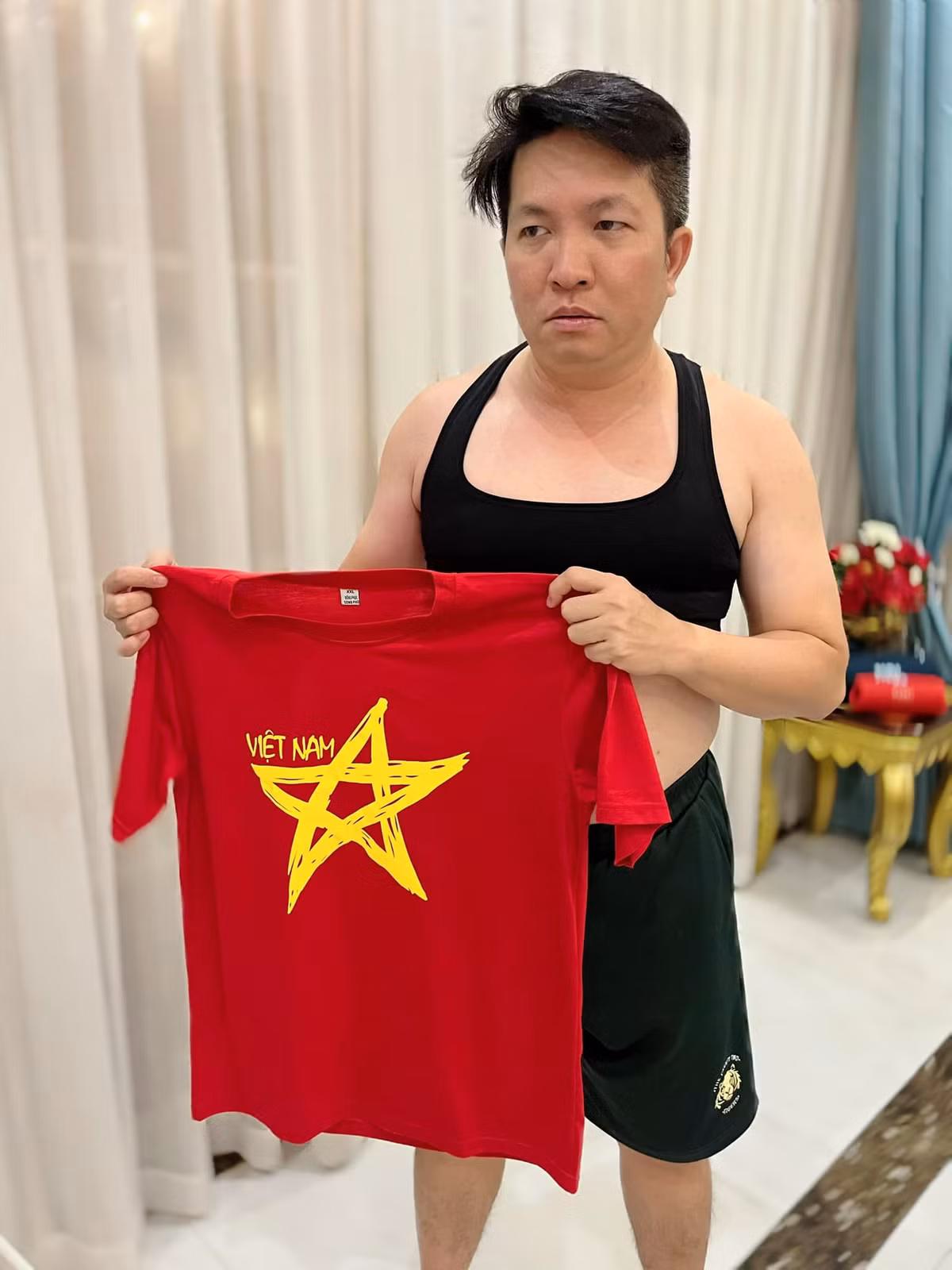 Theo đó, sẵn tiện sở hữu chiếc áo kiểu dáng giống nam tiền đạo nên vị đại gia quận 7 đã ướm luôn lên người và diễn lại cảnh ăn mừng của Tiến Linh.