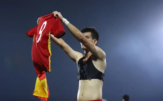 Mac ao giong Tien Linh, chong Doan Di Bang nhan cai ket hai huoc