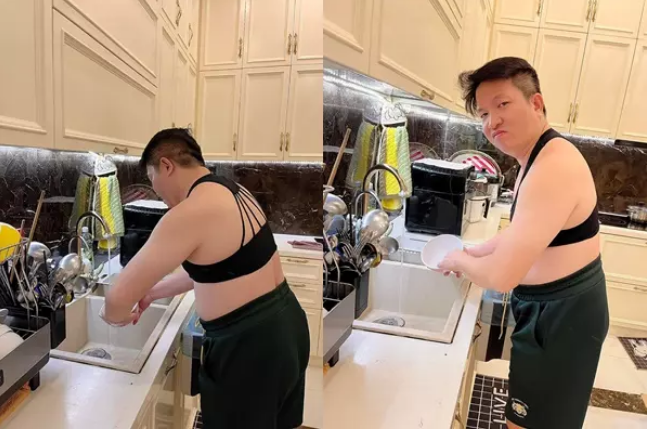 Bất ngờ hơn là sau màn bắt chước Tiến Linh, doanh nhân Nguyễn Quốc Vũ đã bị bà xã Đoàn Di Băng bắt mặc nguyên như vậy đi rửa bát.
