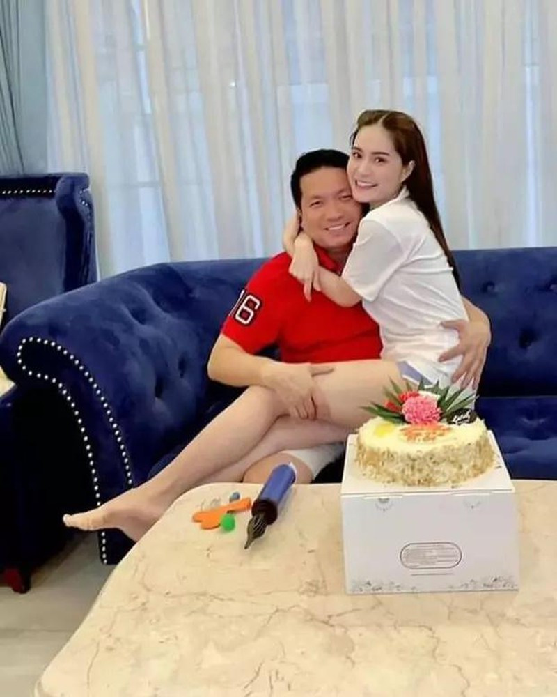 Không chỉ giàu có, doanh nhân Quốc Vũ còn là một người chồng yêu chiều vợ, anh không ngần ngại làm đủ trò hài hước và chia sẻ lên MXH. Ảnh: Tổng hợp