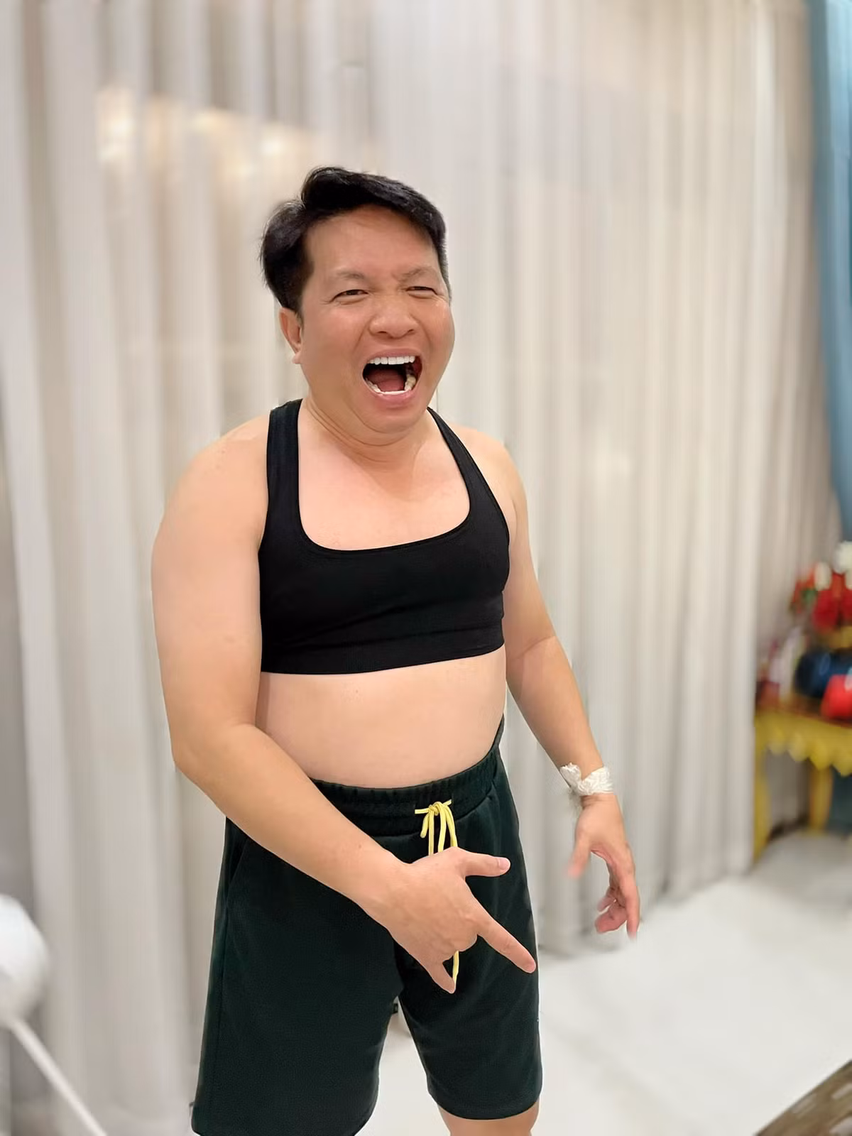 Đính kèm hình ảnh, doanh nhân Quốc Vũ hài hước chia sẻ: "Đố mọi người đâu là Linh đâu là Vũ. Hơi khó nhưng ráng phân biệt nha".