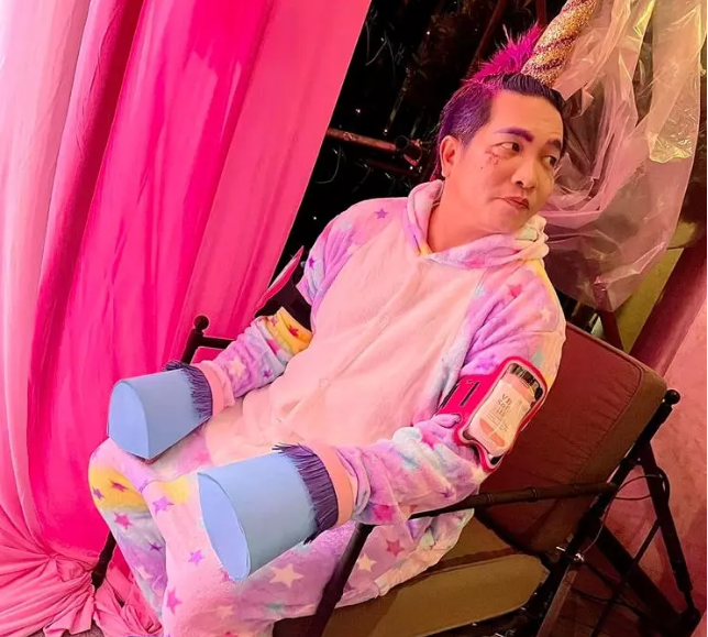 Nói về độ hài hước, "lầy lội" của doanh nhân Nguyễn Quốc Vũ thì không ai có thể sánh bằng. Còn nhớ vào dịp sinh nhật mình, nam CEO gây ấn tượng với màn hóa trang thành chú ngựa mà theo Đoàn Di Băng nhận xét "đây là con ngựa xấu nhất trong lịch sử loài ngựa".