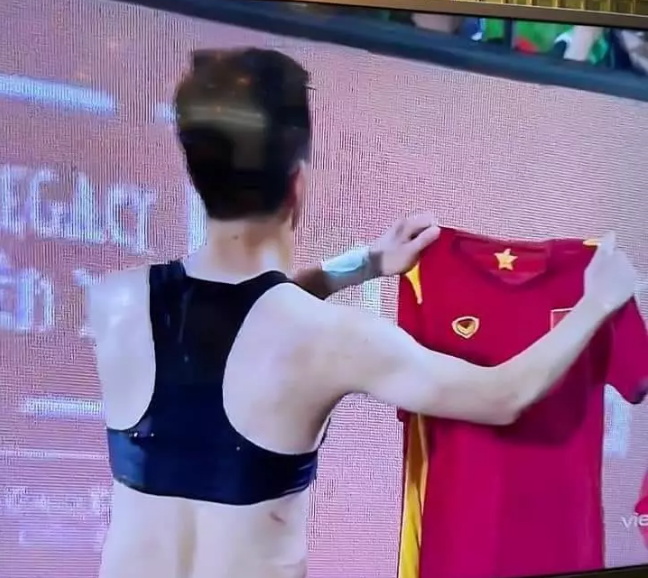 Ngay sau đó, trên các diễn đàn cư dân mạng không ngừng bàn tán về chiếc áo Tiến Linh. Trong khi một số bật cười, số khác lại tò mò về lý do Tiến Linh mặc chiếc áo này.