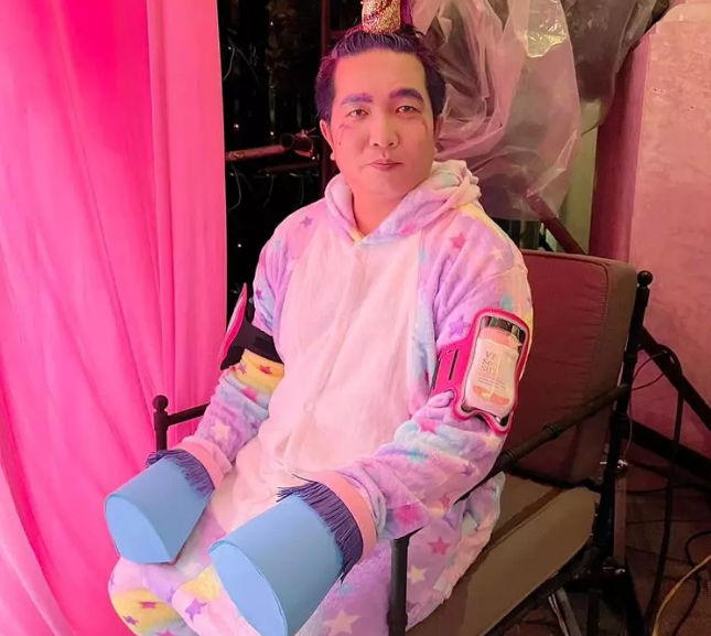 Hình ảnh ghi lại, doanh nhân Nguyễn Quốc Vũ mặc một bồ đồ kiểu dáng kute, đầu có "sừng", mặt makeup trông giống tham dự halloween.