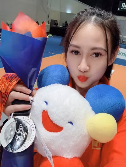 Ngoài thành tích thi đấu của VĐV, tại SEA Games 31 thì hình ảnh các bóng hồng xinh đẹp trong làng thể thao cũng luôn là chủ để nóng hổi, thu hút sự quan tâm của nhiều người.