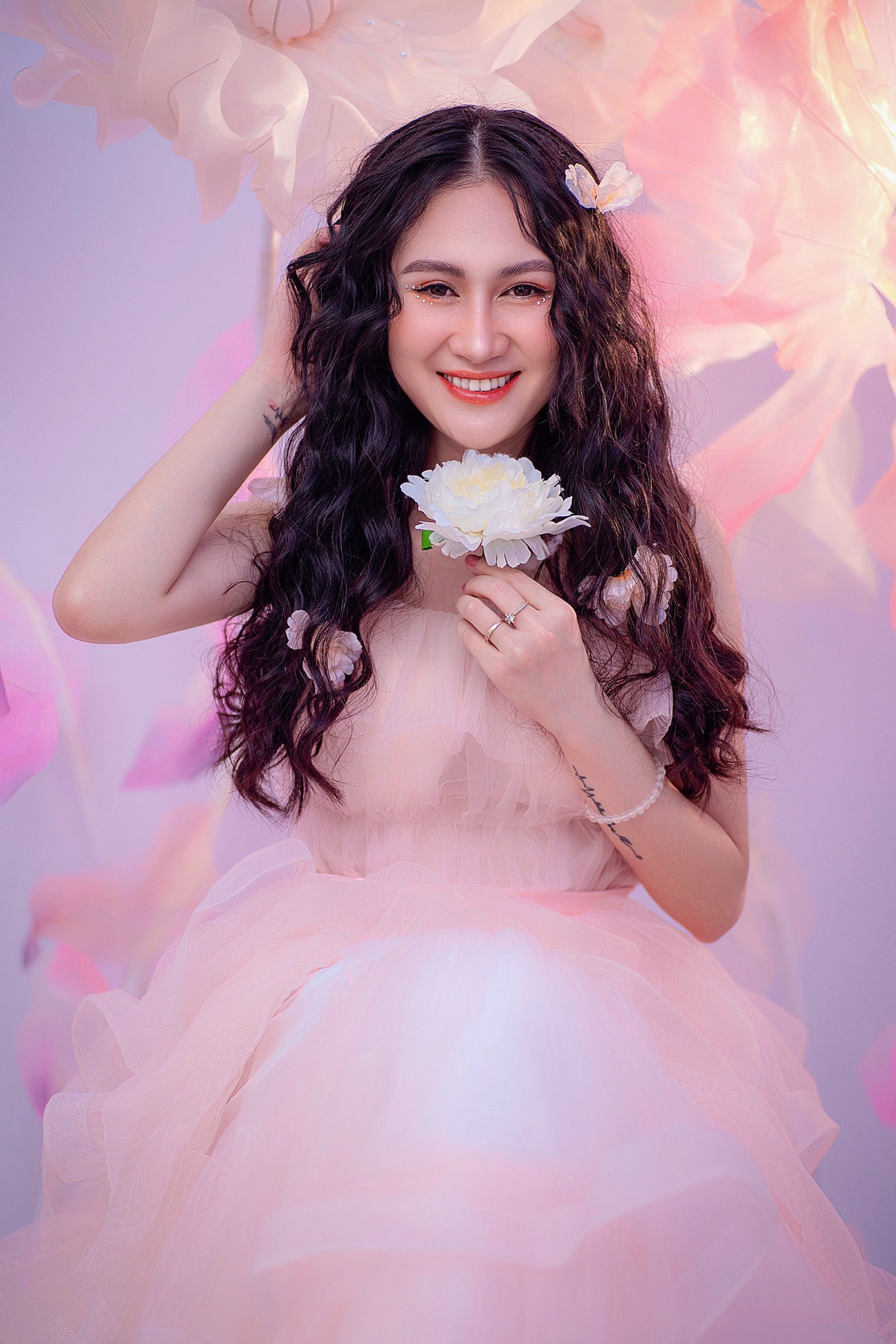 Nhờ sở hữu khuôn mặt xinh đẹp cùng thân hình cân đối, Minh Hằng được nhiều nhãn hàng và studio mời làm người mẫu.