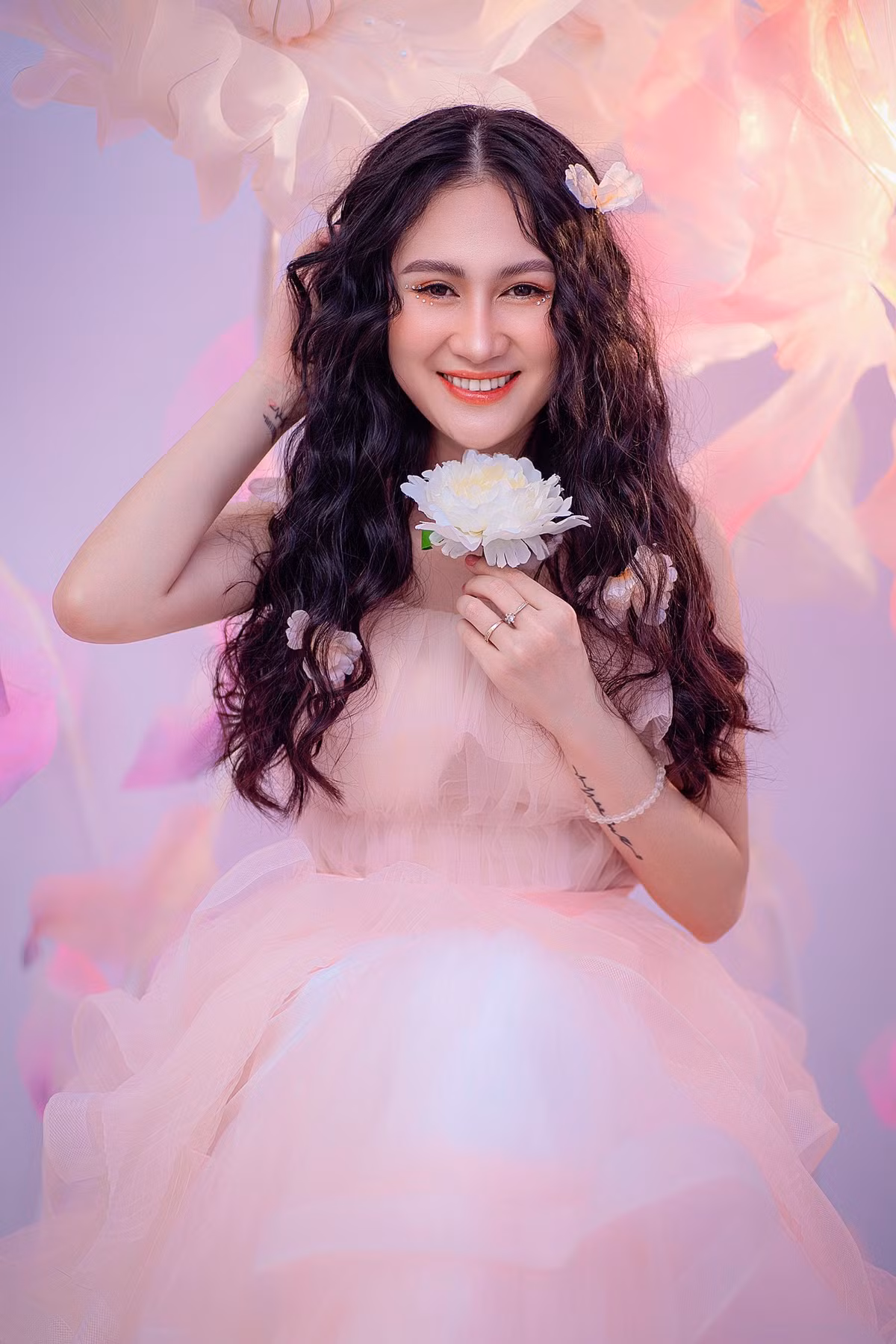 Nhờ sở hữu khuôn mặt xinh đẹp cùng thân hình cân đối, Minh Hằng được nhiều nhãn hàng và studio mời làm người mẫu.