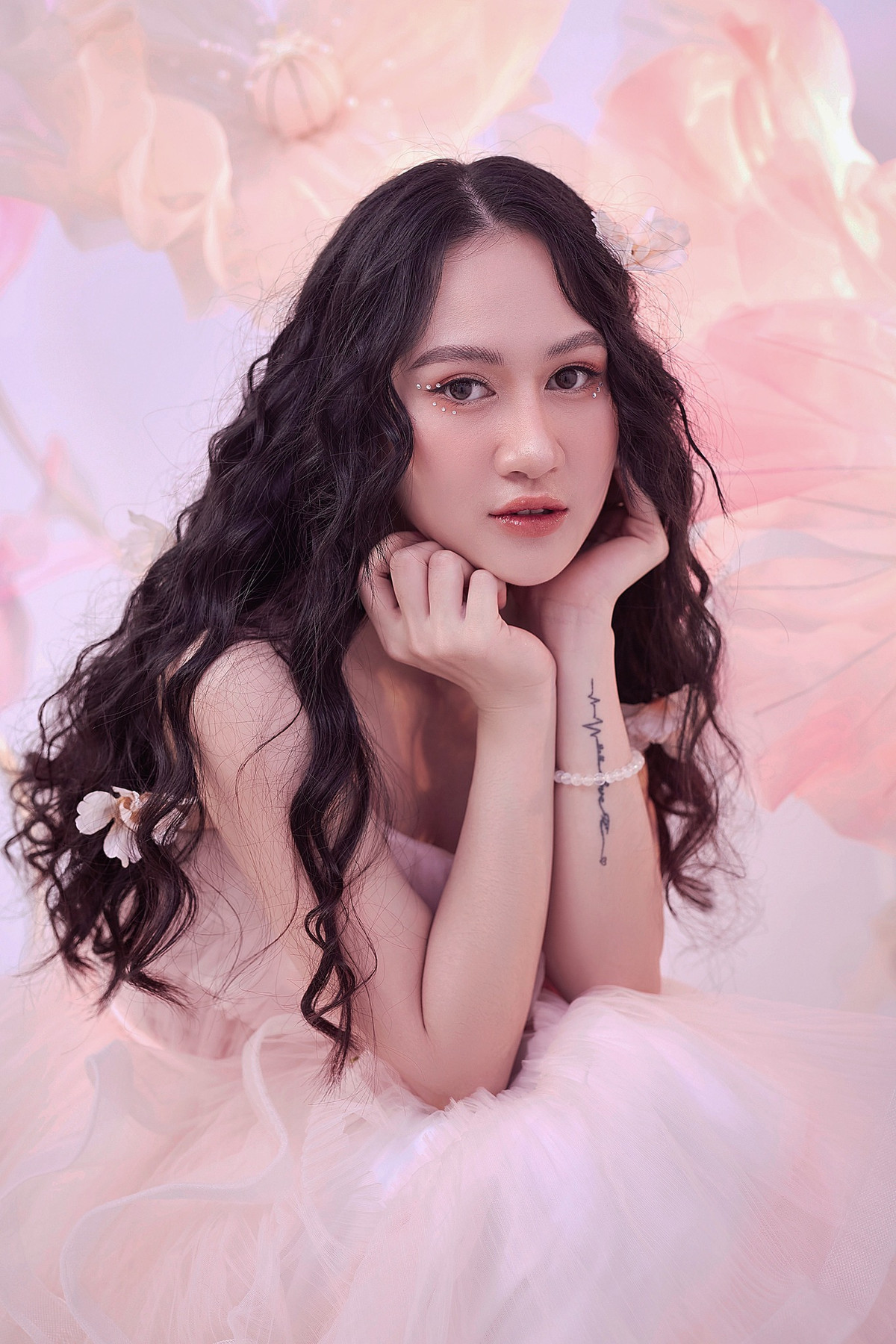 Minh Hằng sở hữu khuôn mặt trái xoan, làn da trắng, đủ khiến cho đấng mày râu ngây ngất trong lần đầu gặp mặt.