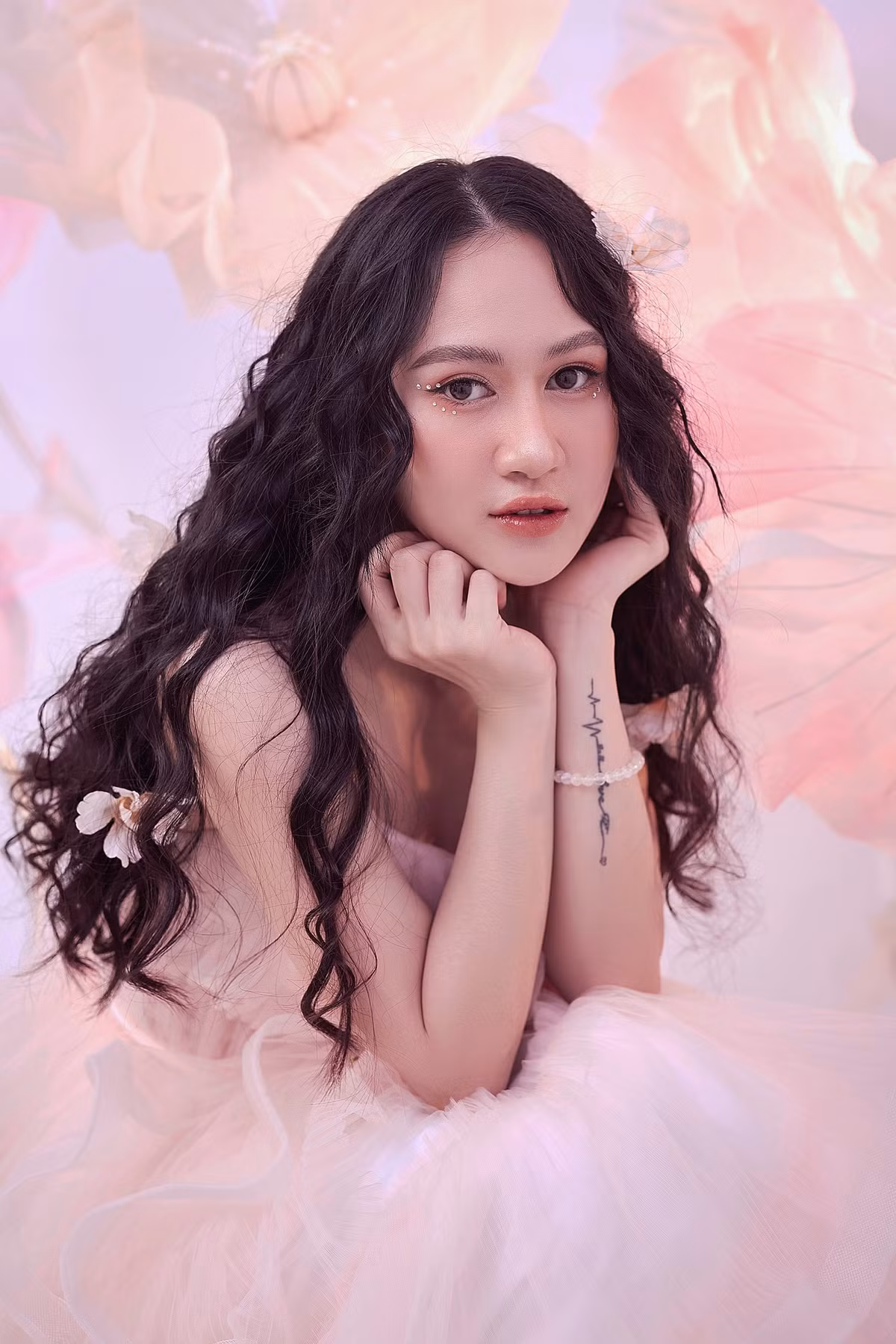 Minh Hằng sở hữu khuôn mặt trái xoan, làn da trắng, đủ khiến cho đấng mày râu ngây ngất trong lần đầu gặp mặt.