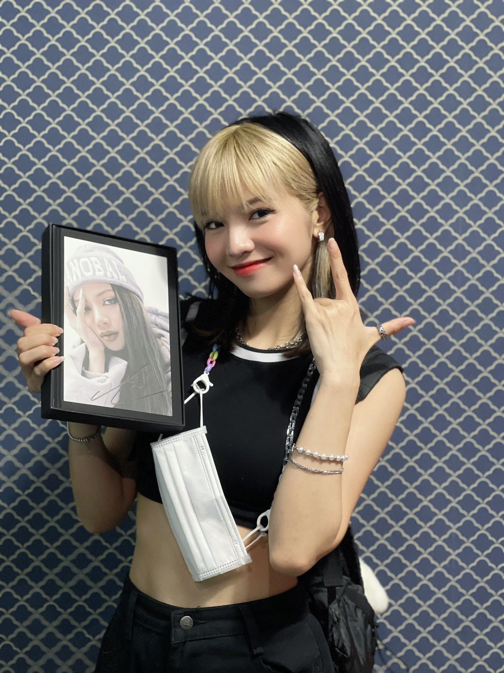 Netizen đồng loạt nhận xét rằng hình ảnh giữa các clip TikTok và hình ảnh trên truyền hình của cô nàng khác nhau "một trời một vực".