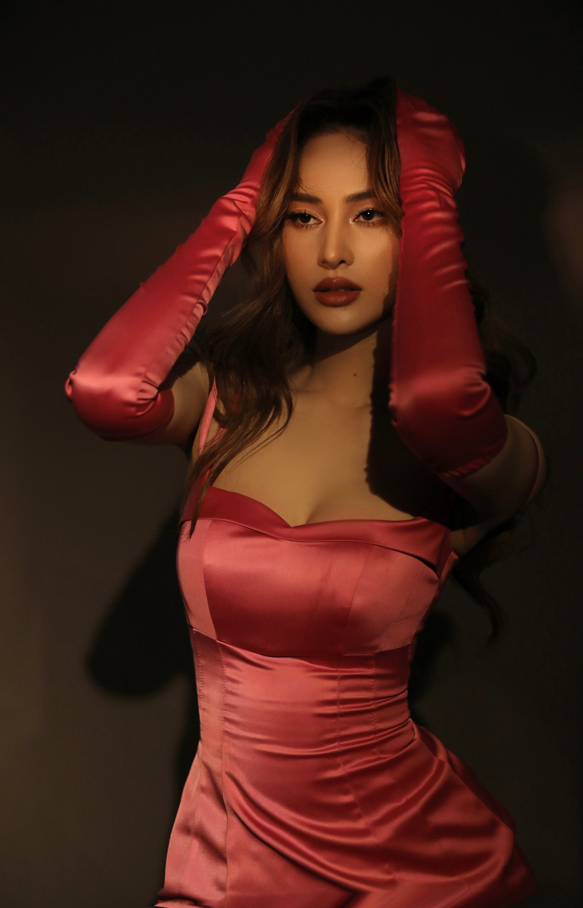 Ở ngoài đời, H Duyên có gu mặc táo bạo, tôn dáng tối đa.