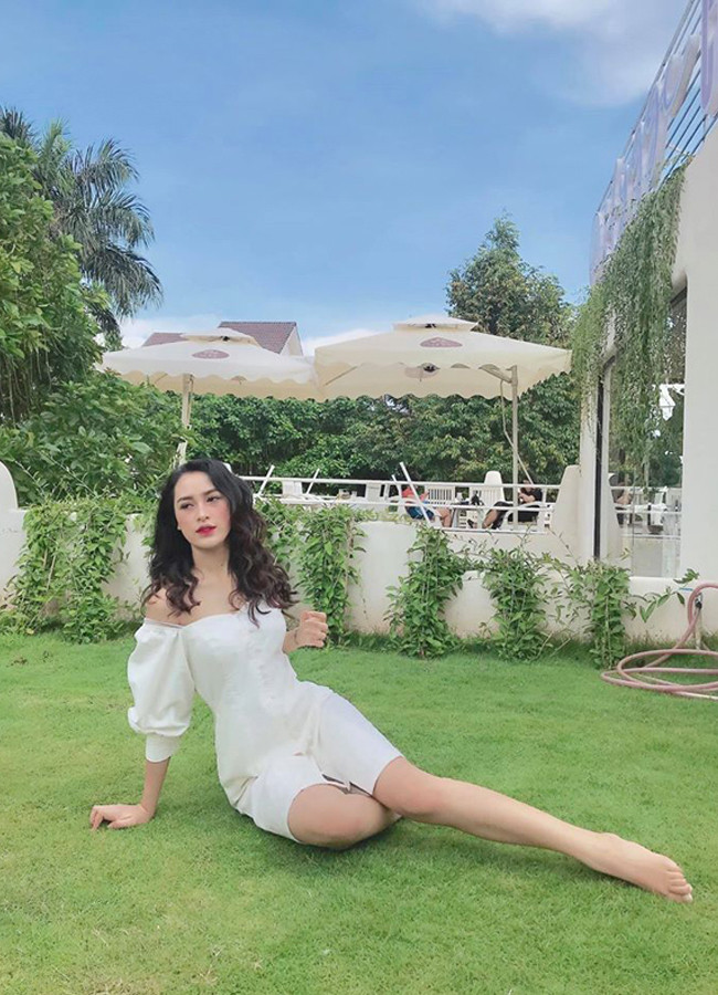 Ở ngoài đời, ngươi đẹp Ê Đê gây ấn tượng bởi gu mặc trẻ trung, mà không kém phần nữ tính, gợi cảm.