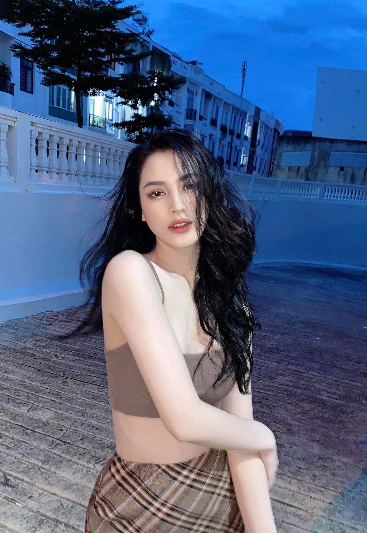 Ở H Duyên Bkrông có rất nhiều nét đẹp đặc trưng của người phụ nữ phương Tây như đôi mắt sâu, lông mày rậm, sống mũi cao, đôi môi quyến rũ và làn da trắng bóc.