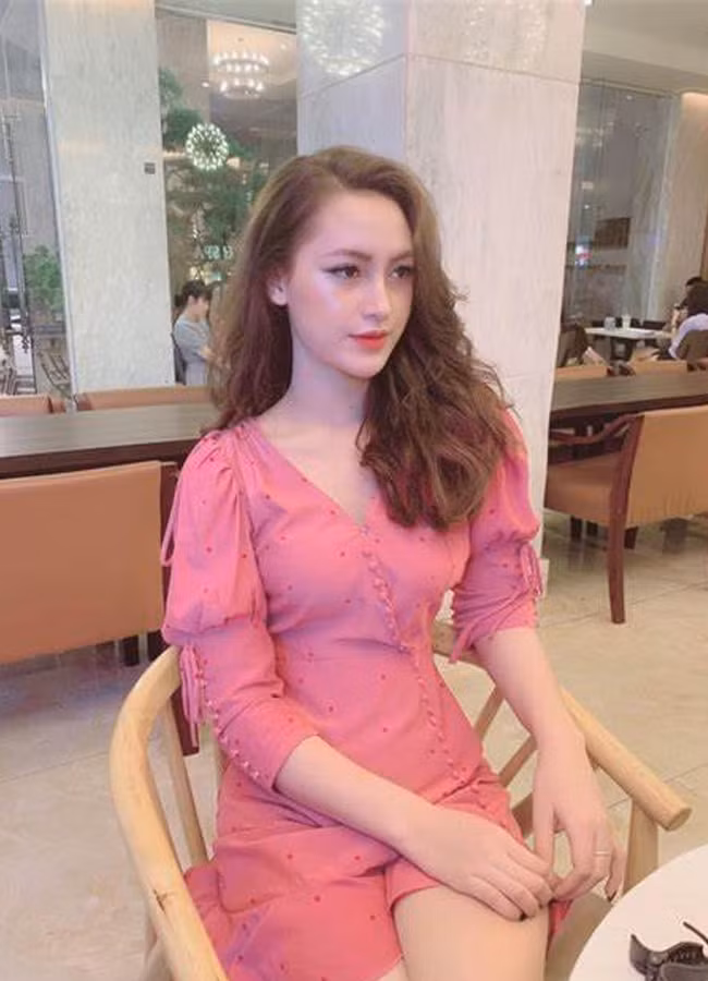 Mỗi lần đi uống cafe, ăn hàng, cô nàng đều nổi "bần bật" vì ăn diện kín đáo nhưng vẫn vô cùng quyến rũ.