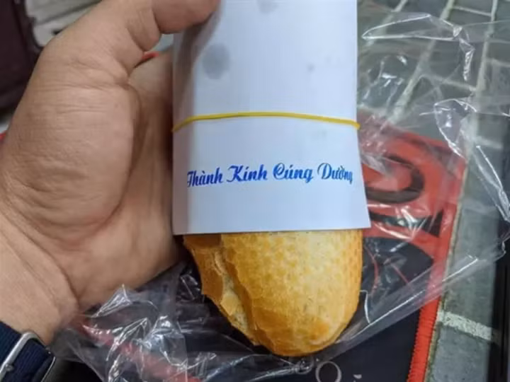 Bánh mì bỏ tiền ra mua nhưng giấy gói lạ lắm.