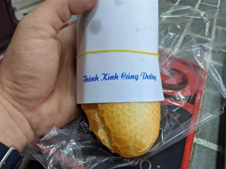 Bánh mì bỏ tiền ra mua nhưng giấy gói lạ lắm.
