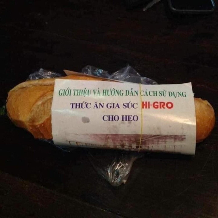 Có lẽ, vì chủ cửa hàng vơ tất cả đem ra gói thực phẩm mà xuất hiện nhiều tình huống "dở khóc dở cười", khiến ai đang thưởng thức món ngon cũng phải "mắc nghẹn" vì những mẩu giấy gói "bá đạo" này.