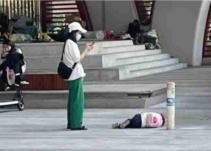 Làm bố làm mẹ chắc hẳn sẽ phải trải qua những lúc con cái ăn vạ, thậm chí có những đứa trẻ nằm lăn giữa đường để ăn vạ cha mẹ.