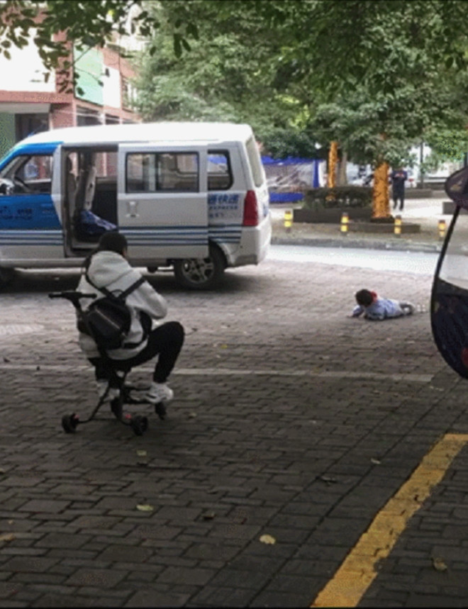 Được hôm nghỉ làm, mẹ có nhiều thời gian lắm, con cứ nằm ở đó cả ngày cũng được.