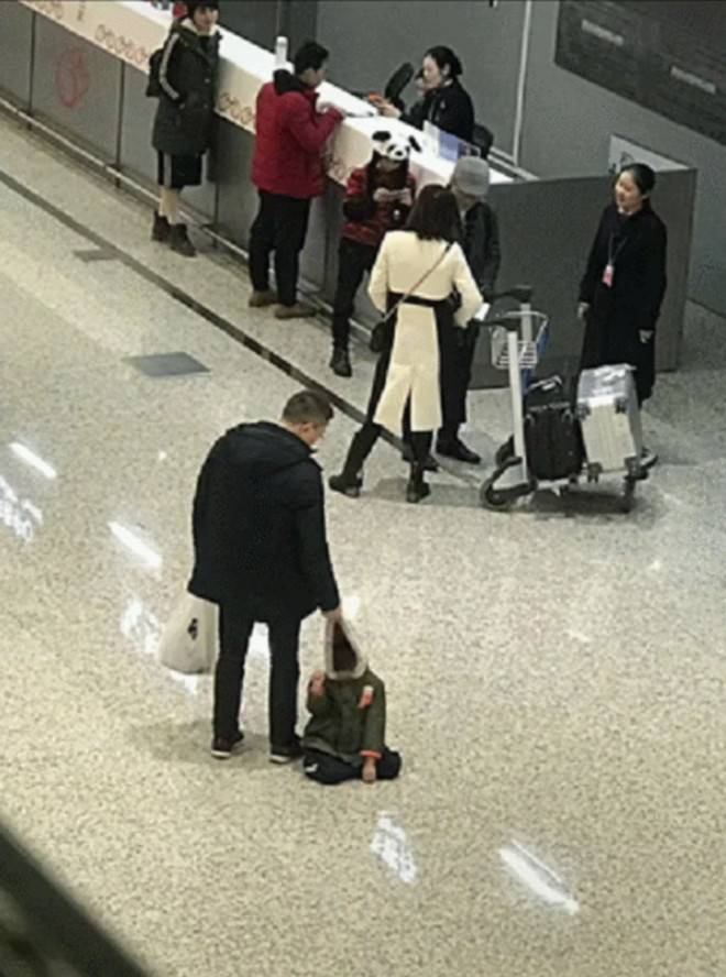 Bây giờ muốn đi bằng chân hay bằng mông?