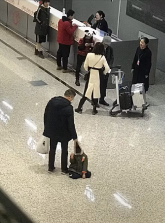 Bây giờ muốn đi bằng chân hay bằng mông?