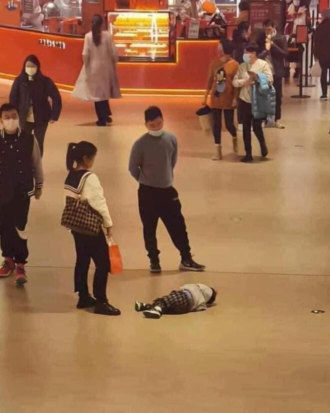 Khi con nằm ăn vạ và bố mẹ đứng nhìn xem ai lì hơn ai.