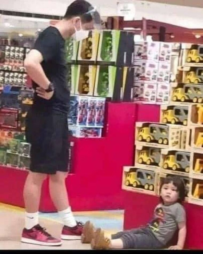 Khi cả hai bố con đọ xem độ lì của ai cao hơn.