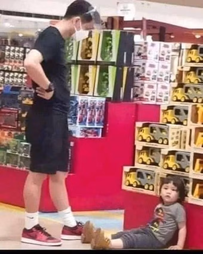 Khi cả hai bố con đọ xem độ lì của ai cao hơn.