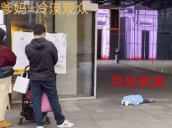 Có vẻ hai vợ chồng đang tranh luận xem đứa trẻ giống ai trong hai người họ.