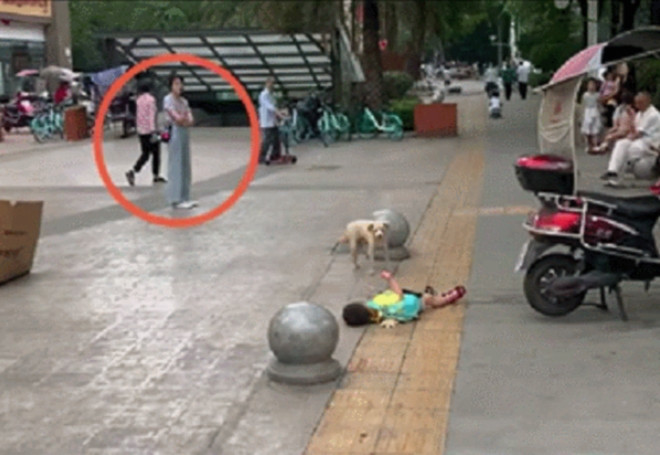 Cái kết của những đứa trẻ thích ăn vạ đó chính là gặp phải bố mẹ vô cùng cứng rắn, dù nằm ra giữa đường cũng mặc kệ.