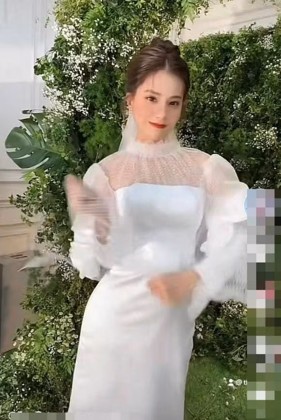 Sau khi con gái cứng cáp, cô nhanh chóng trở lại nghệ thuật, tham gia phim và thực hiện nhiều bộ ảnh thời trang.