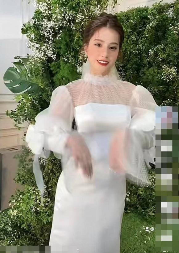 Sự xuất hiện của cô nàng trong trong bộ ảnh khiến khán giả được dịp mãn nhãn trước thần thái của "bà mẹ một con".