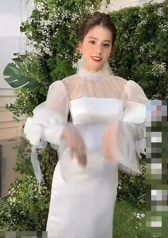 Sự xuất hiện của cô nàng trong trong bộ ảnh khiến khán giả được dịp mãn nhãn trước thần thái của "bà mẹ một con".