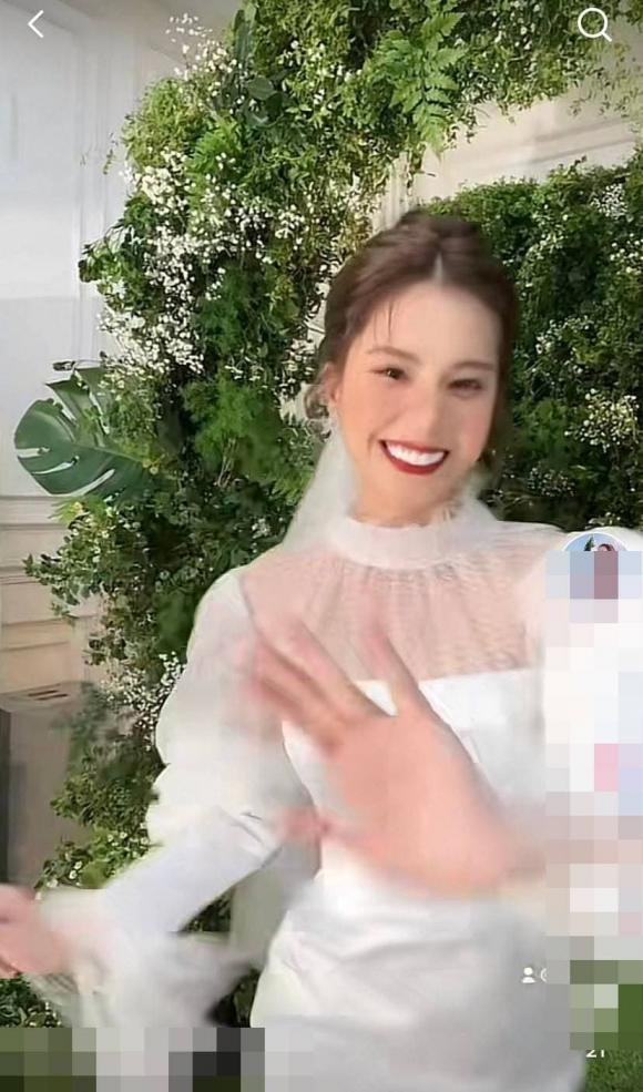 Nàng hot girl sinh năm 1998 liên tục thay đổi phong cách, hóa "nàng thơ" trong nhiều bộ ảnh mới.