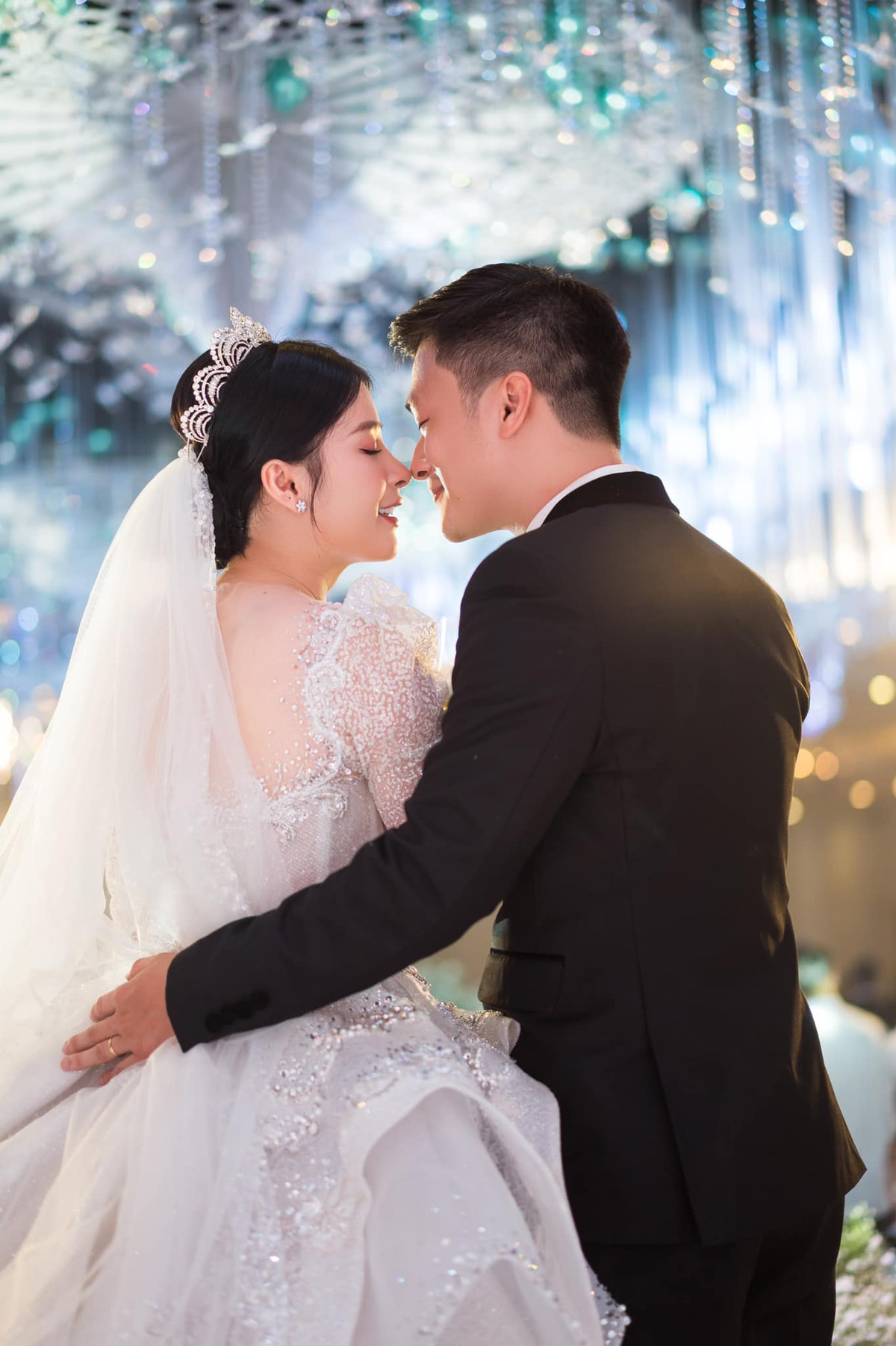 Được biết chiếc váy cưới mà nữ streamer xinh đẹp khoác lên trong ngày trọng đại là chiếc váy chồng cô bí mật đặt may dành tặng vợ. Anh muốn Thảo Nari sẽ hạnh phúc nhất trong ngày trọng đại này.