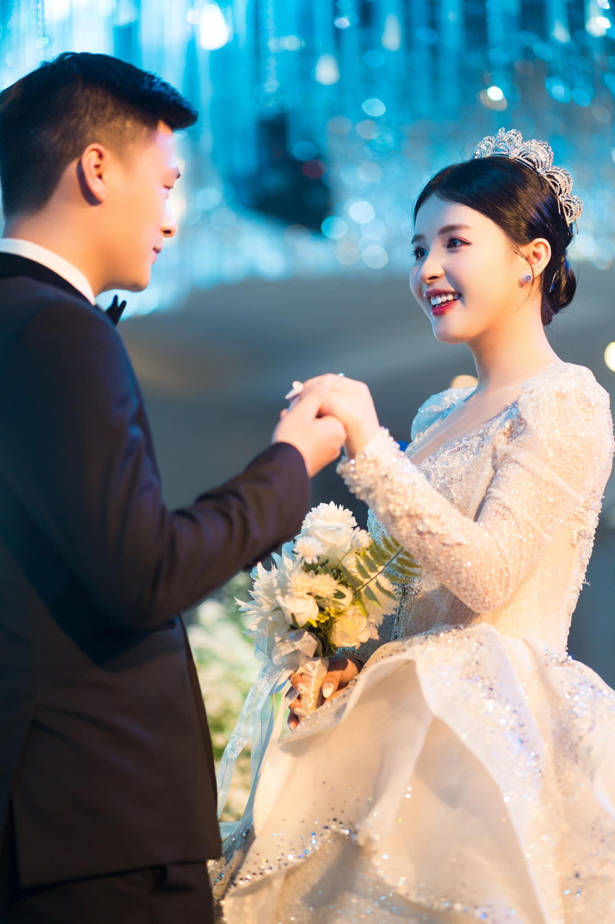 Lễ đường được trang trí lung linh với ánh đèn đủ màu sắc và hoa tươi. Còn Thảo Nari xuất hiện như một nàng công chúa trong chuyện cổ tích với bộ váy có giá trị lên đến nửa tỷ đồng.