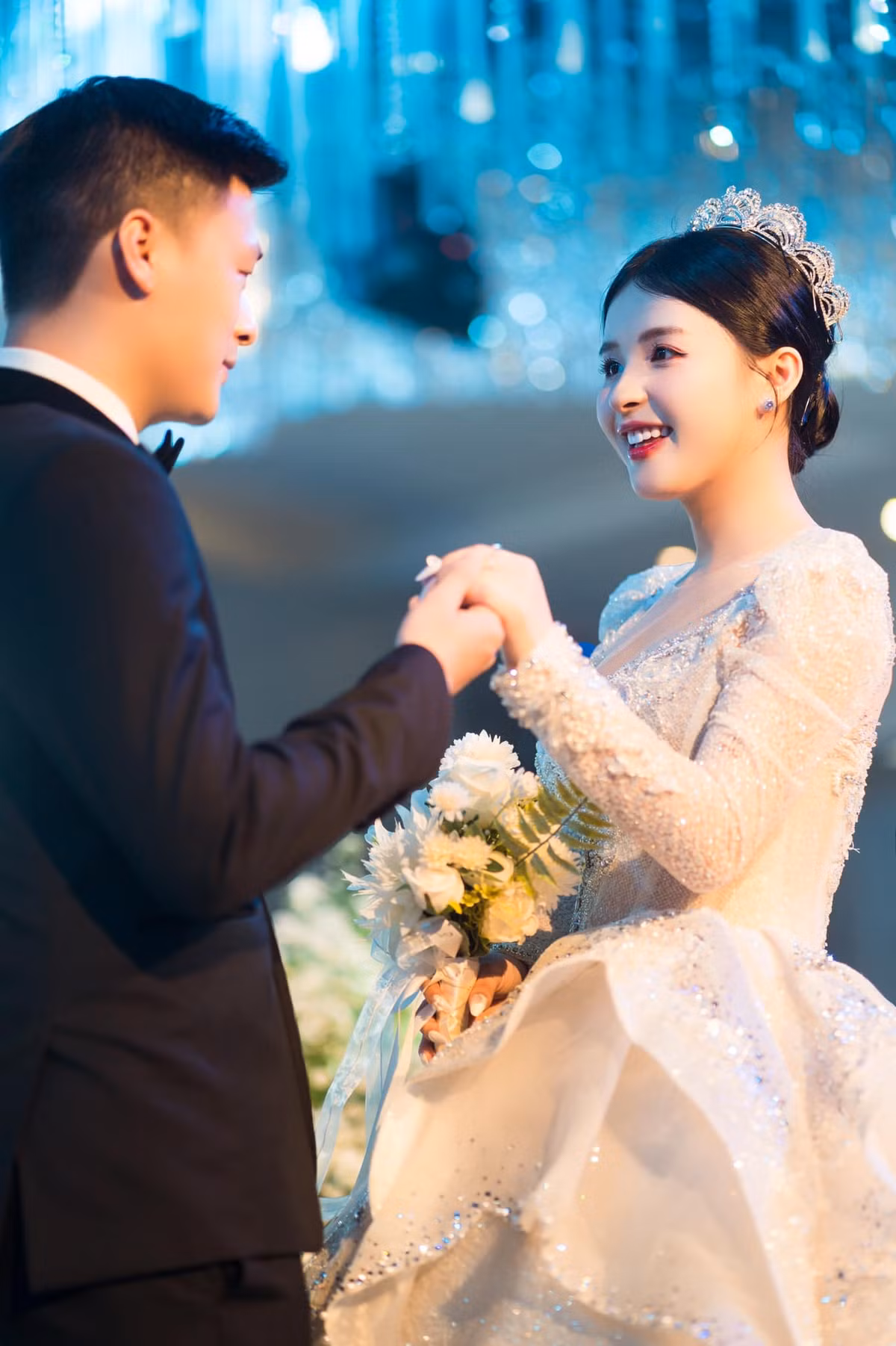 Lễ đường được trang trí lung linh với ánh đèn đủ màu sắc và hoa tươi. Còn Thảo Nari xuất hiện như một nàng công chúa trong chuyện cổ tích với bộ váy có giá trị lên đến nửa tỷ đồng.