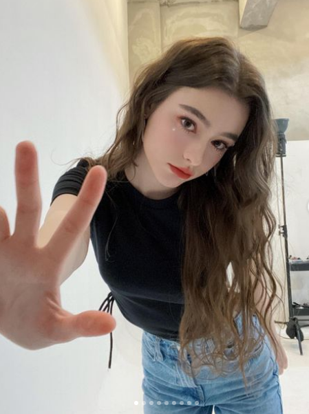 Cô nàng bắt đầu nổi tiếng từ năm 2017 với những bức ảnh đăng trên trang cá nhân của mình. Chỉ sau 1 năm, từ một tài khoản chỉ có khoảng 20 ngàn người theo dõi thì cho đến nay con số đã tăng gấp nhiều lần.