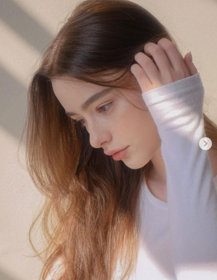 Người đẹp mang quốc tịch Nga được ngợi khen bởi vẻ ngoài như tiên nữ với gương mặt thanh thoát, đường nét hài hòa.