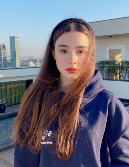 Instagram của Dasha ngập tràn những tấm hình chụp từ chân dung cho tới toàn thân của cô gái trẻ.