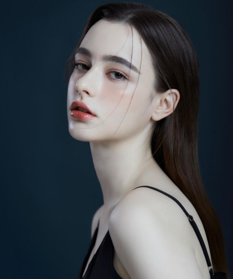 Đặc biệt, Dasha không gây chú ý bằng sự hở hang, gợi cảm cho nên dù ăn vận rất kín đáo, ở cô gái trẻ vẫn toát lên nét đẹp vừa quyến rũ nhưng vẫn rất thánh thiện.