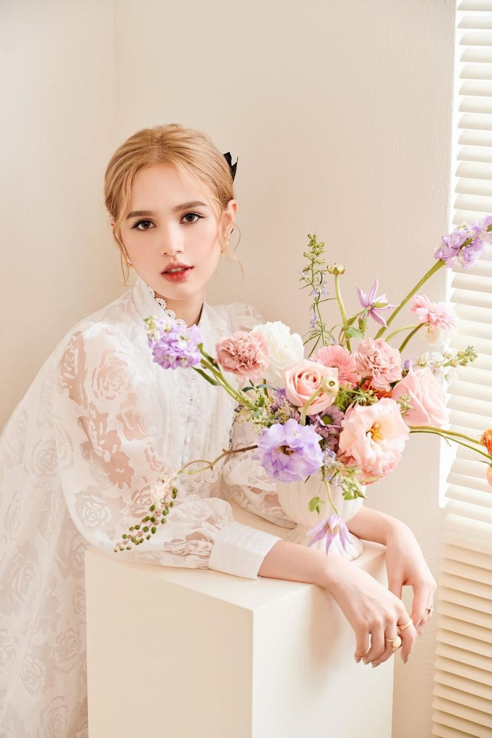 Xoài Non thời gian gần đây cũng thường xuyên mặc các thiết kế có chất liệu voan và họa tiết hoa bay bổng.