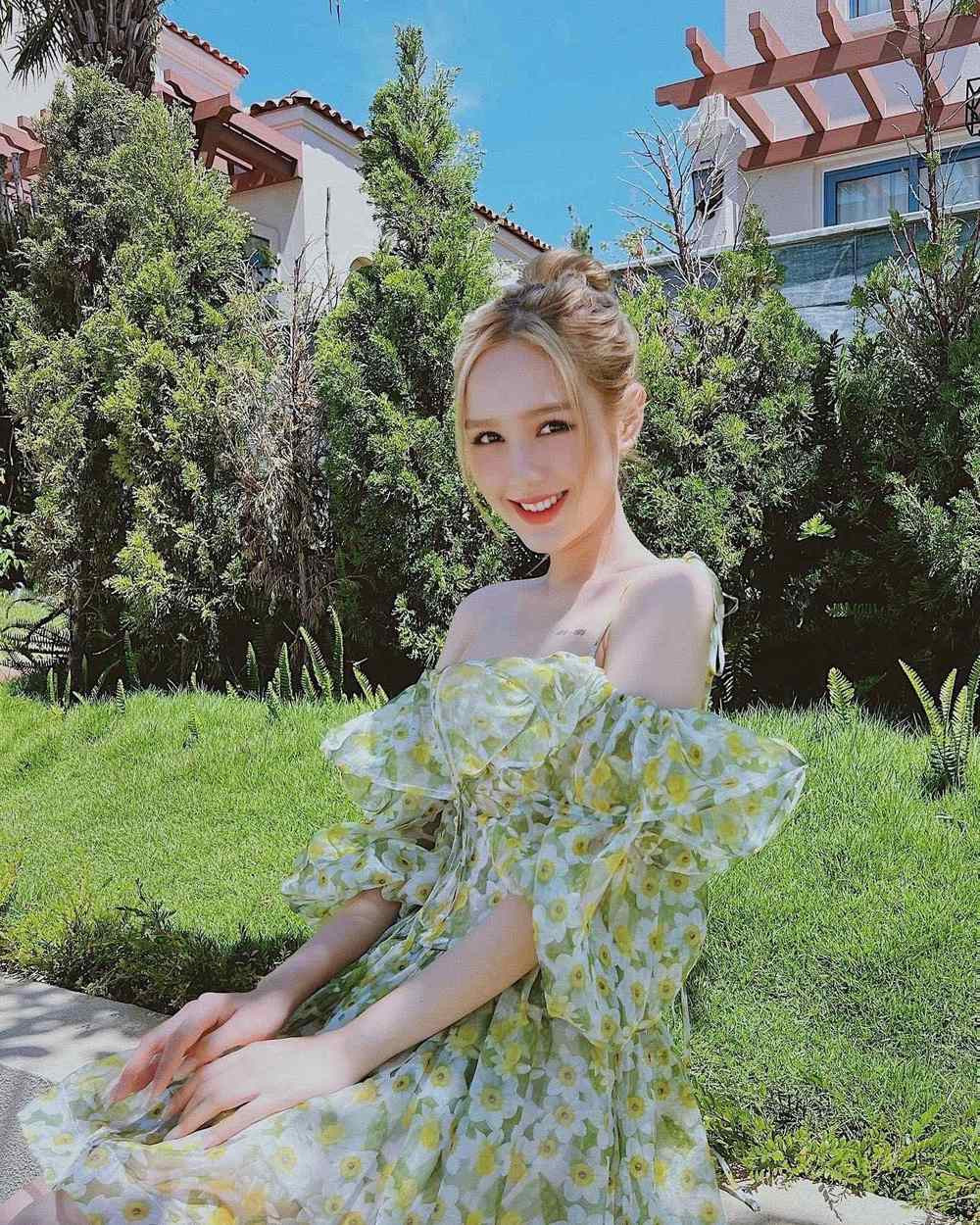 Theo đó nữ idol cũng trung thành với mái tóc sáng màu và nổi tiếng với thời trang nàng thơ, váy áo điệu đà.