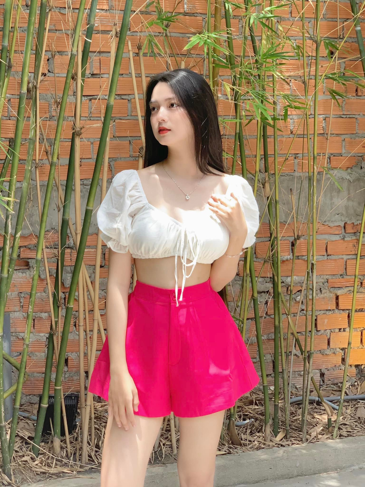 Sở hữu ngoại hình xinh đẹp, cơ thể cân đối, chiều cao ấn tượng cùng mái tóc dài suôn mượt, gái xinh 2003 khiến cộng đồng mạng không thể rời mắt.