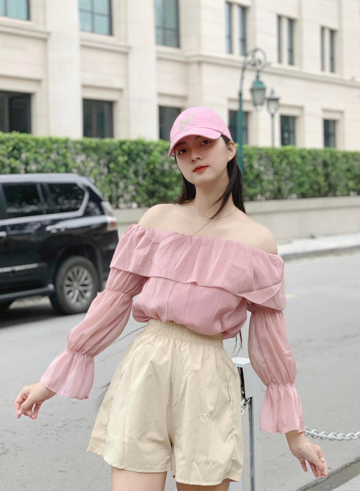 Ở tuổi 19, nữ sinh xứ Quảng theo đuổi nét đẹp giản dị, dịu hiền và ngọt ngào như nắng mai.