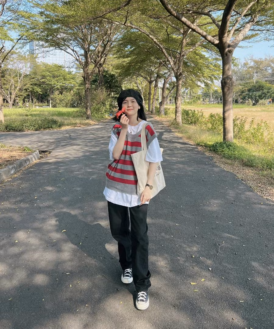 Dù sự việc đã dần lắng xuống, thế nhưng ở thời điểm hiện tại, mọi động thái của Hải Tú đều đang được đông đảo cư dân mạng quan tâm và soi mói không ngừng.