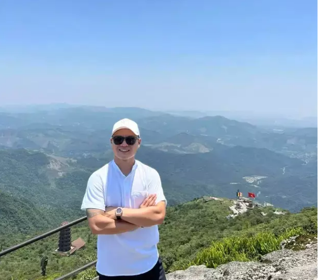 Phía sau Thanh Huyền, Quang Hải và mẹ ruột được cho xuất hiện chớp nhoáng vài giây trong clip, hình ảnh ghi lại Quang Hải mặc áo phông trắng kết hợp quần đùi, đầu đội mũ.