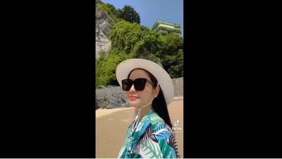 Cụ thể, nàng WAGs ghi lại khoảng khắc đang đi dạo bờ biển, clip được tua rất nhanh, nhưng bằng con mắt của cư dân mạng nhanh chóng soi được xuất hiện trong clip không chỉ có một mình Thanh Huyền.